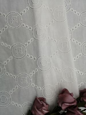 El cordón del modelo de la letra bordó el paño del vestido del bebé de la tela del ojeteador