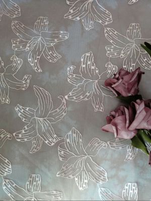 El color rosado imprimió la tela bordada Tulle floral Mesh Table Runner del cordón