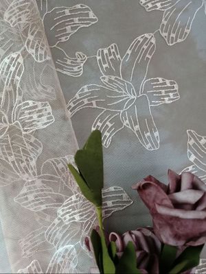 El color rosado imprimió la tela bordada Tulle floral Mesh Table Runner del cordón