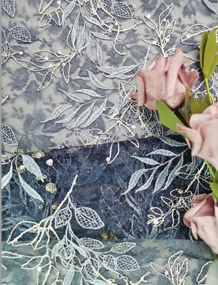 Tulle azul bordada ata el cordón de la flor de la tela con las lentejuelas