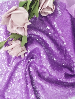 La lentejuela púrpura de Tulle del color bordó la tela para el vestido de noche