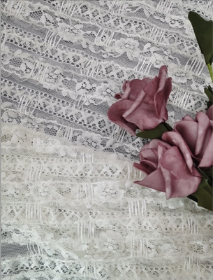 Tela bordada poliéster suave blanco 3D del cordón de Tulle 100%