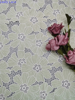 Tela bordada floral frondosa del ojeteador del algodón de marfil por la yarda
