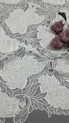 Tela bordada de encaje blanco con corte láser y diseño elegante personalizado