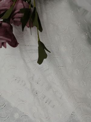 El cordón suave bordó el paño de algodón de la tela del ojeteador para el vestido de fiesta