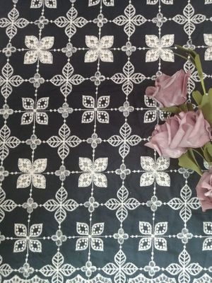 100 yardas de algodón floral bordaron la tela de la ropa de los niños de la tela del ojeteador